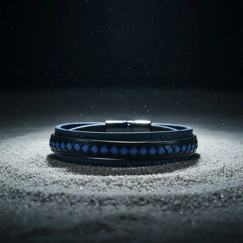 Pulsera Taurus · Pulsera de cuero auténtico trenzado con detalles azules y cierre de aluminio