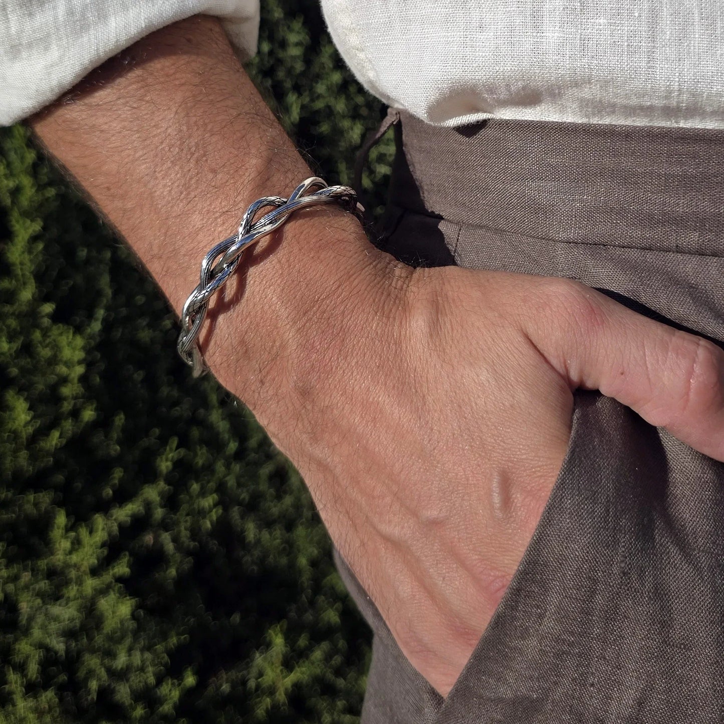Pulsera Trazo · Pulsera rígida trenzada abierta