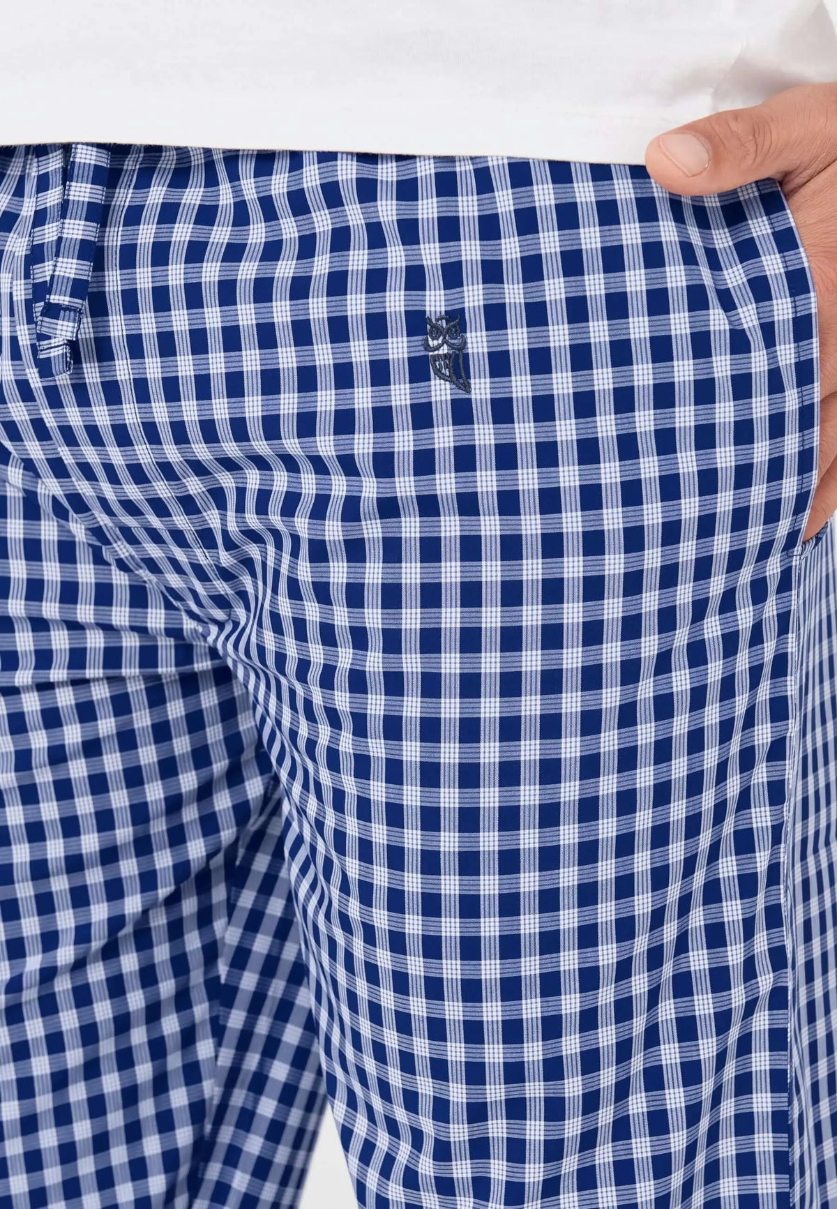 Pantalón de pijama largo para hombre de popelín en azul con estampado de cuadros y ajuste cómodo.