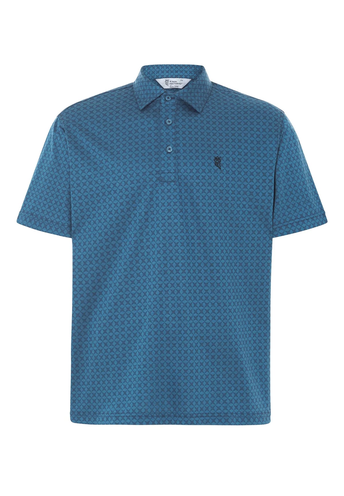 Polo azul de manga corta con estampado geométrico, cuello camisero, tres botones y logo bordado en el pecho.