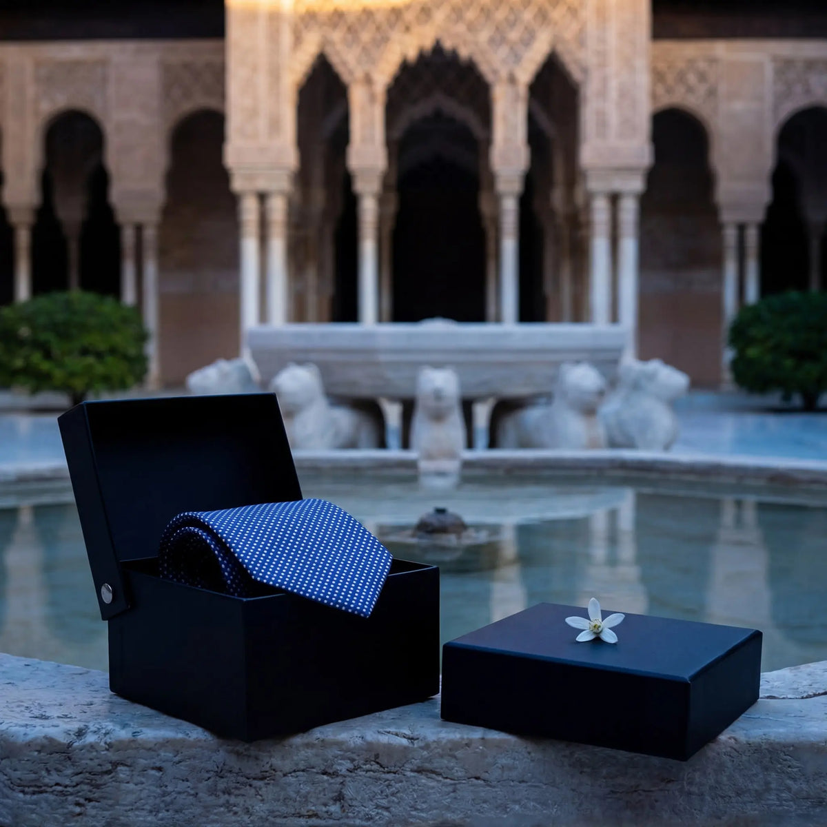Ravello · Corbata azul marino 100% seda estilo italiano con microestampado geométrico
