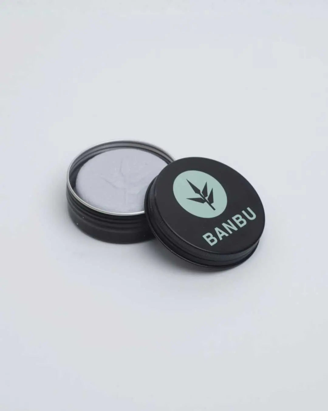 Refill de desodorante en crema Banbu en lata metálica negra con logo verde y textura suave sobre fondo blanco.