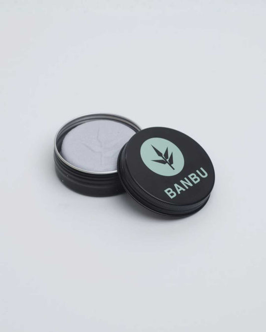 Refill de desodorante en crema Banbu en lata metálica negra con logo verde y textura suave sobre fondo blanco.