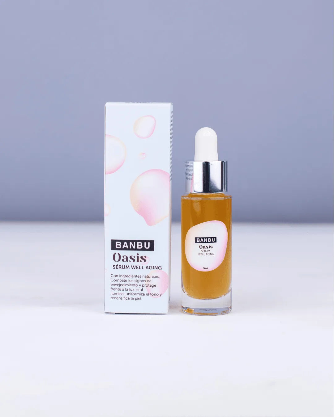 Sérum facial Banbu Oasis en frasco de cristal ámbar con gotero junto a su caja blanca con diseño de burbujas rosas.