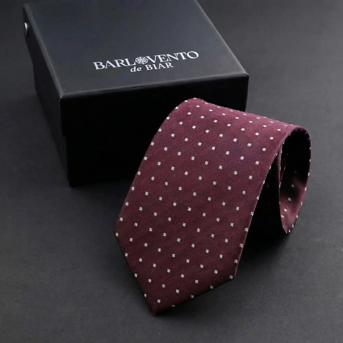Siena · corbata de estilo italiano, 100% seda, color burdeos con microcuadrados blancos