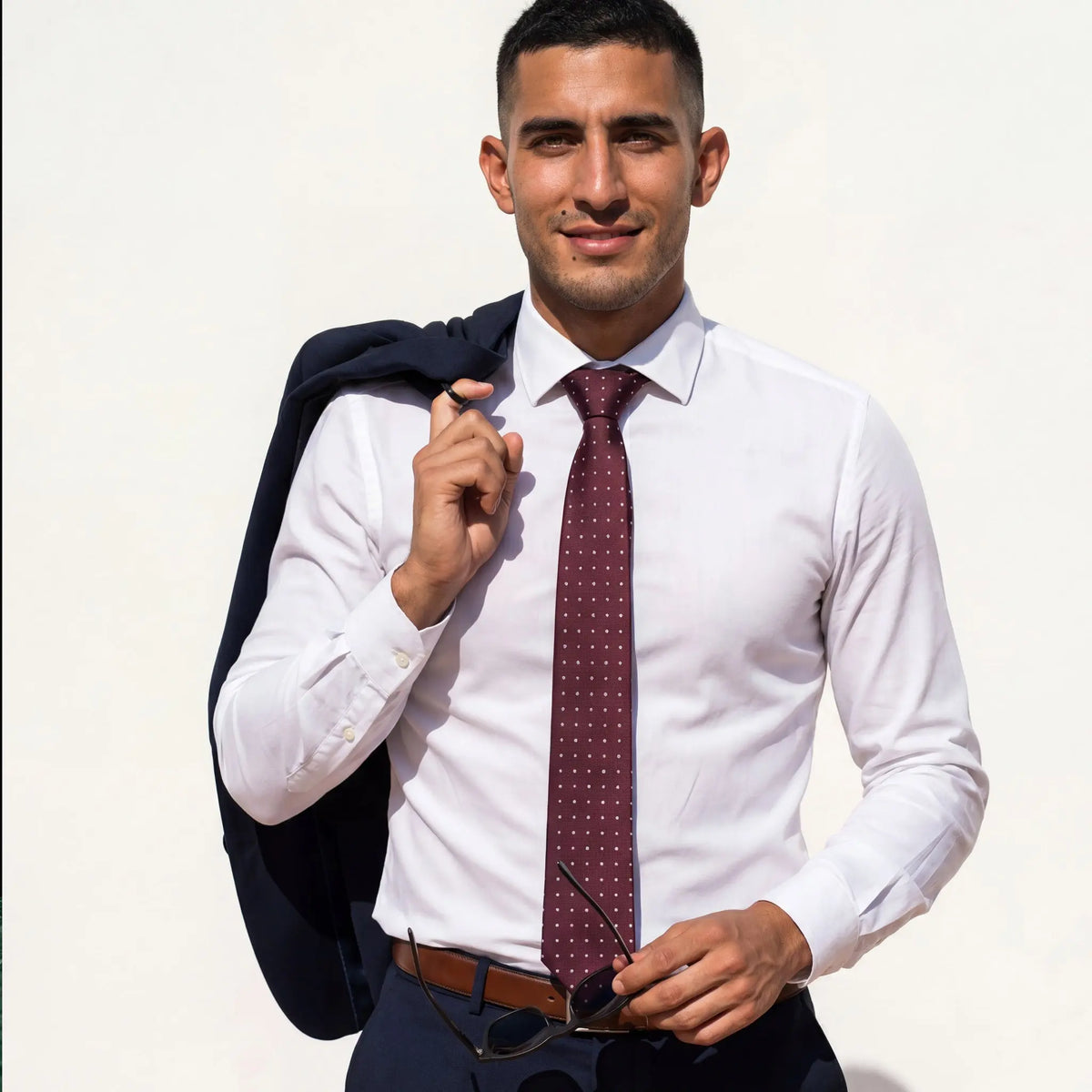 Siena · corbata de estilo italiano, 100% seda, color burdeos con microcuadrados blancos