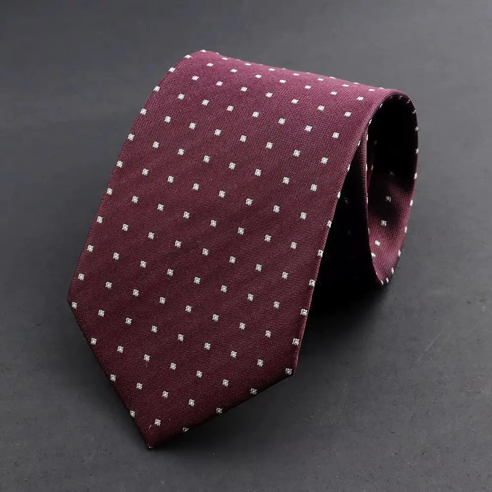 Siena · corbata de estilo italiano, 100% seda, color burdeos con microcuadrados blancos