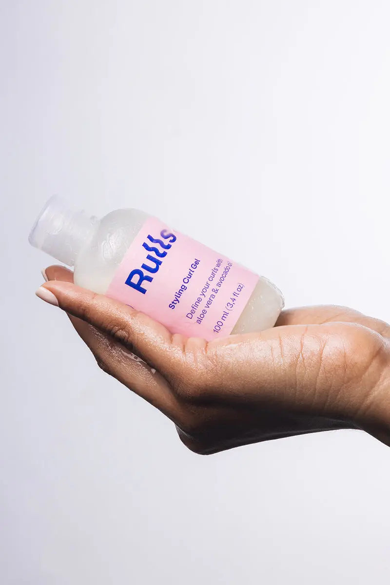 Gel de limpieza suave Puttis, envase de 300 ml, transparente con etiqueta rosa y letras azules, ideal para pieles sensibles.