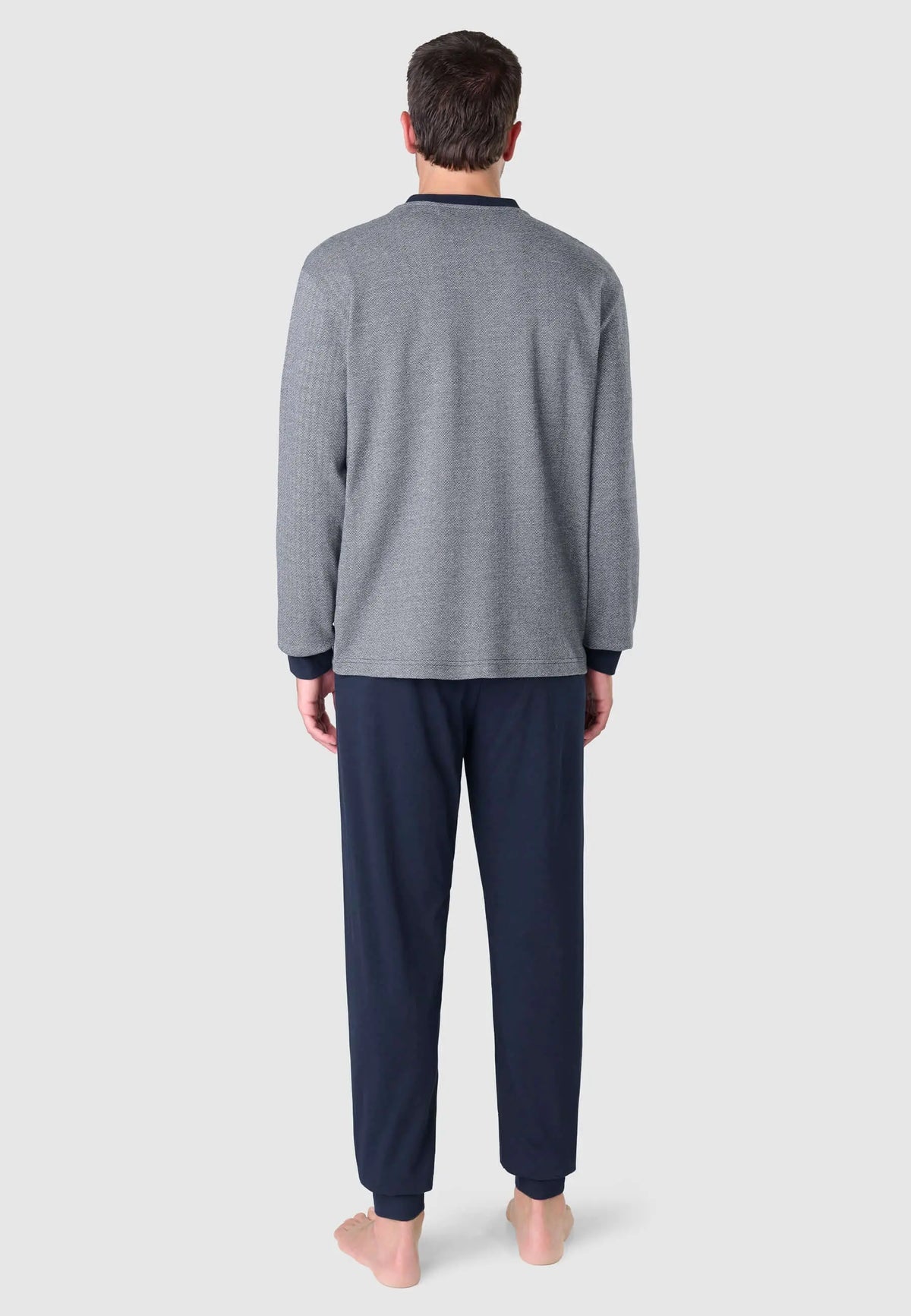 Pijama de hombre para invierno, camiseta gris de algodón de manga larga y pantalón azul marino de corte recto y cómodo.