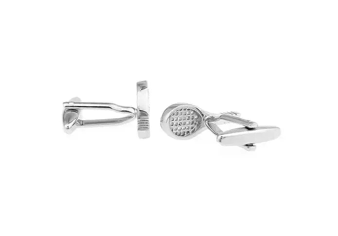 Gemelos de camisa plateados con forma de raqueta de tenis, diseño elegante y brillante en metal pulido sobre fondo blanco.