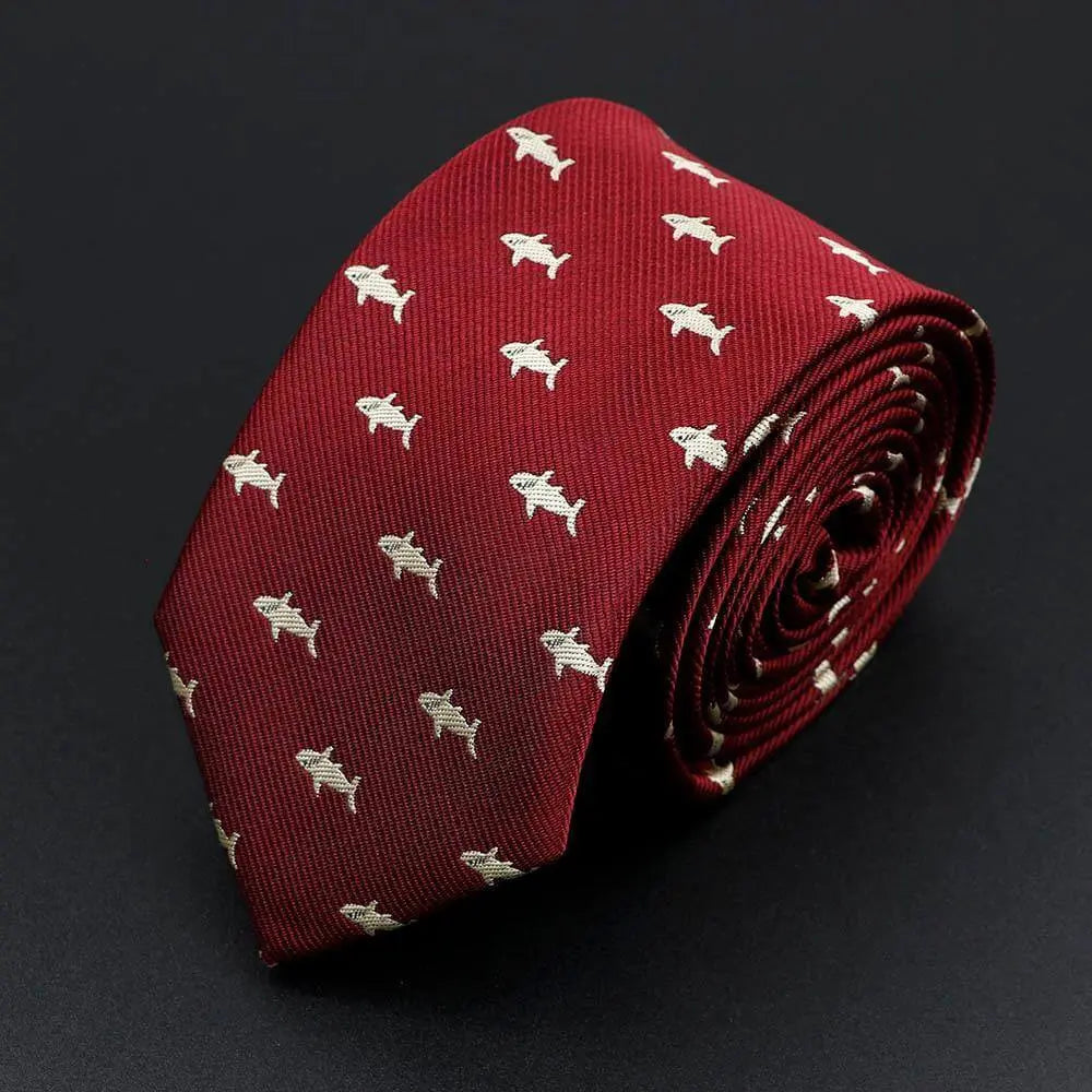 Corbata de seda color burdeos con estampado de pequeños tiburones blancos, diseño elegante de textura acanalada.