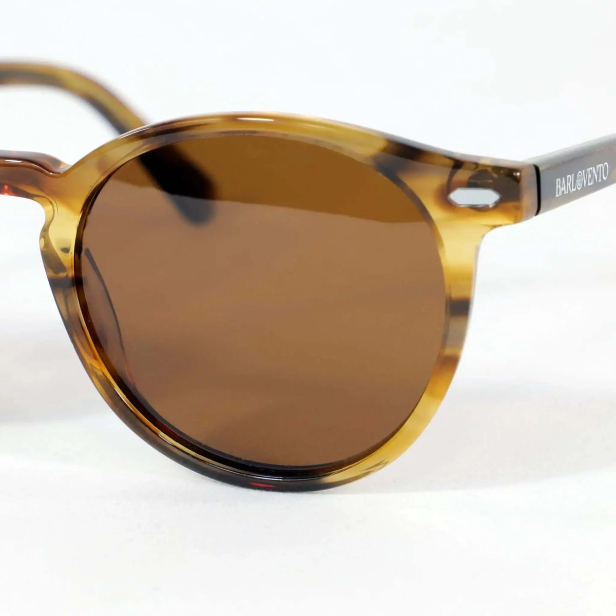 Gafas de sol redondas con montura de acetato efecto carey naranja cristal y lentes marrones de estilo clásico retro.
