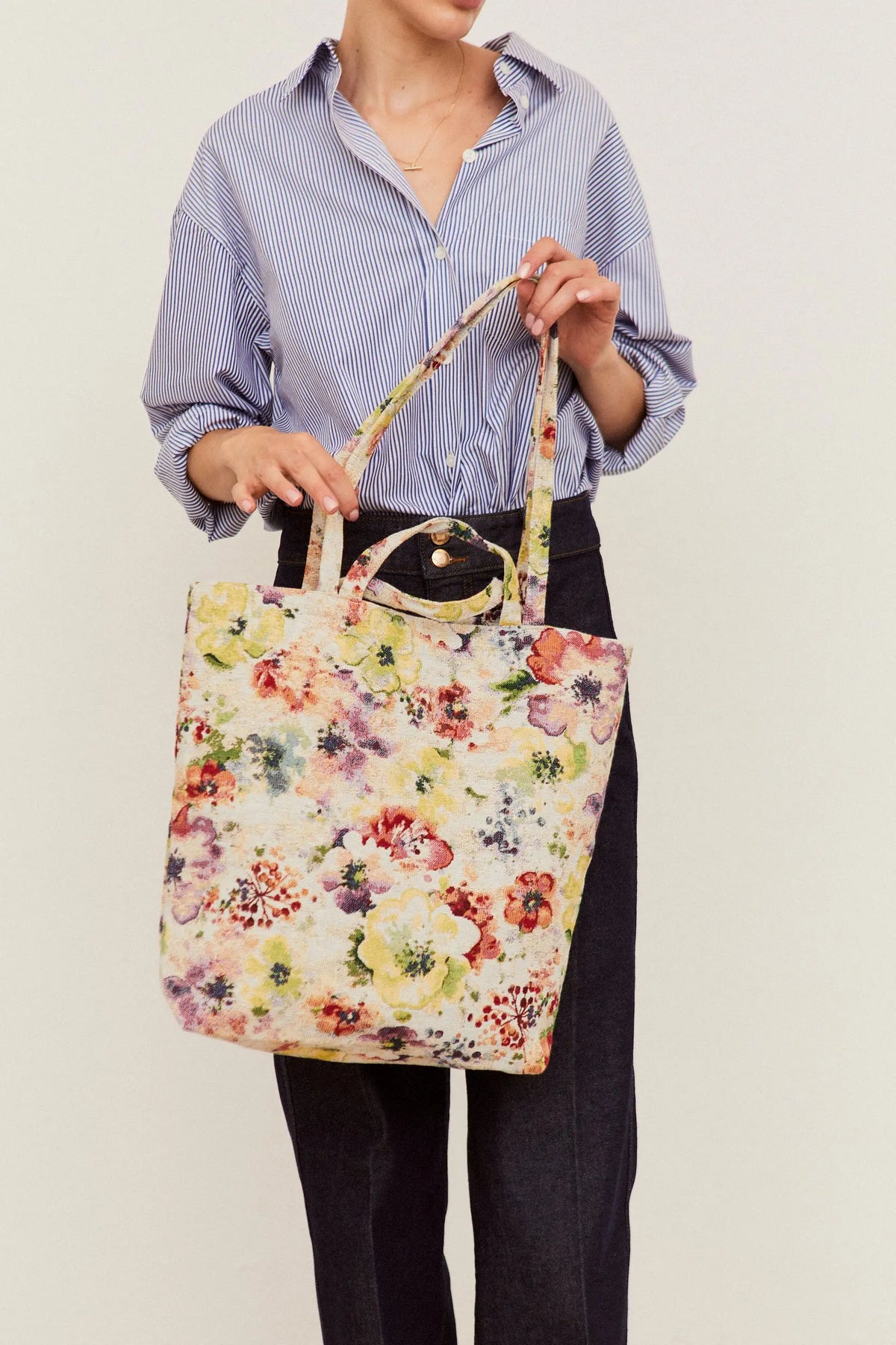 Tote bag de tela jacquard con estampado floral multicolor de amapolas, diseño estructurado y asas para colgar al hombro.