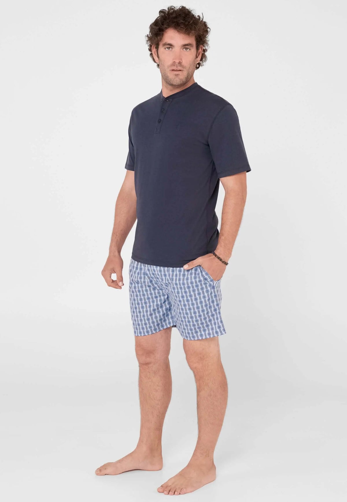 Pijama hombre: camiseta azul lisa con botones y pantalón corto a cuadros azules y blancos de El Búho Nocturno.