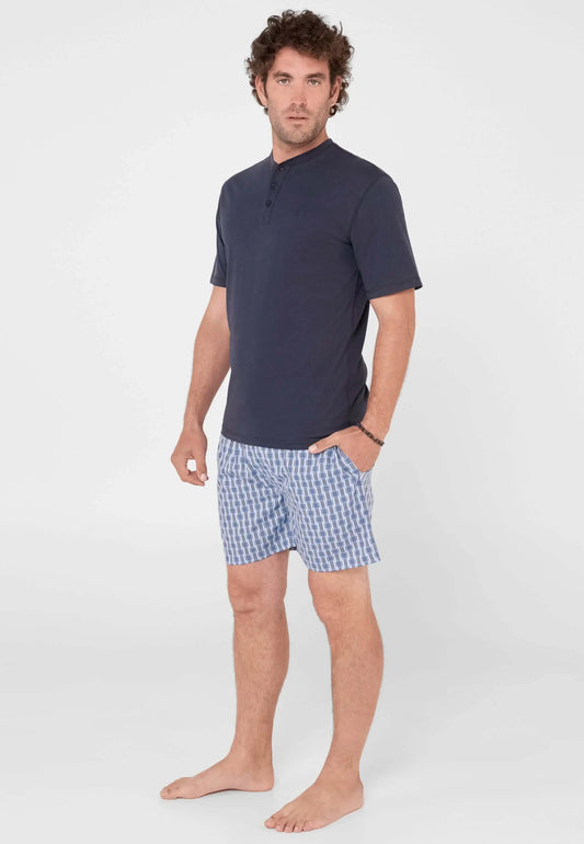 Pijama hombre: camiseta azul lisa con botones y pantalón corto a cuadros azules y blancos de El Búho Nocturno.