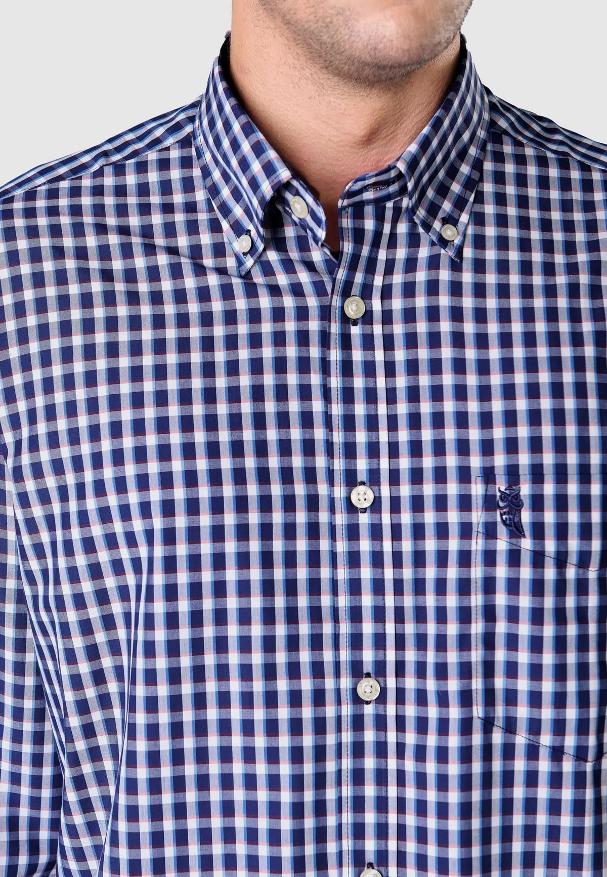 Camisa de hombre manga larga en popelín de cuadros azules y blancos con bolsillo y cuello abotonado, corte clásico.