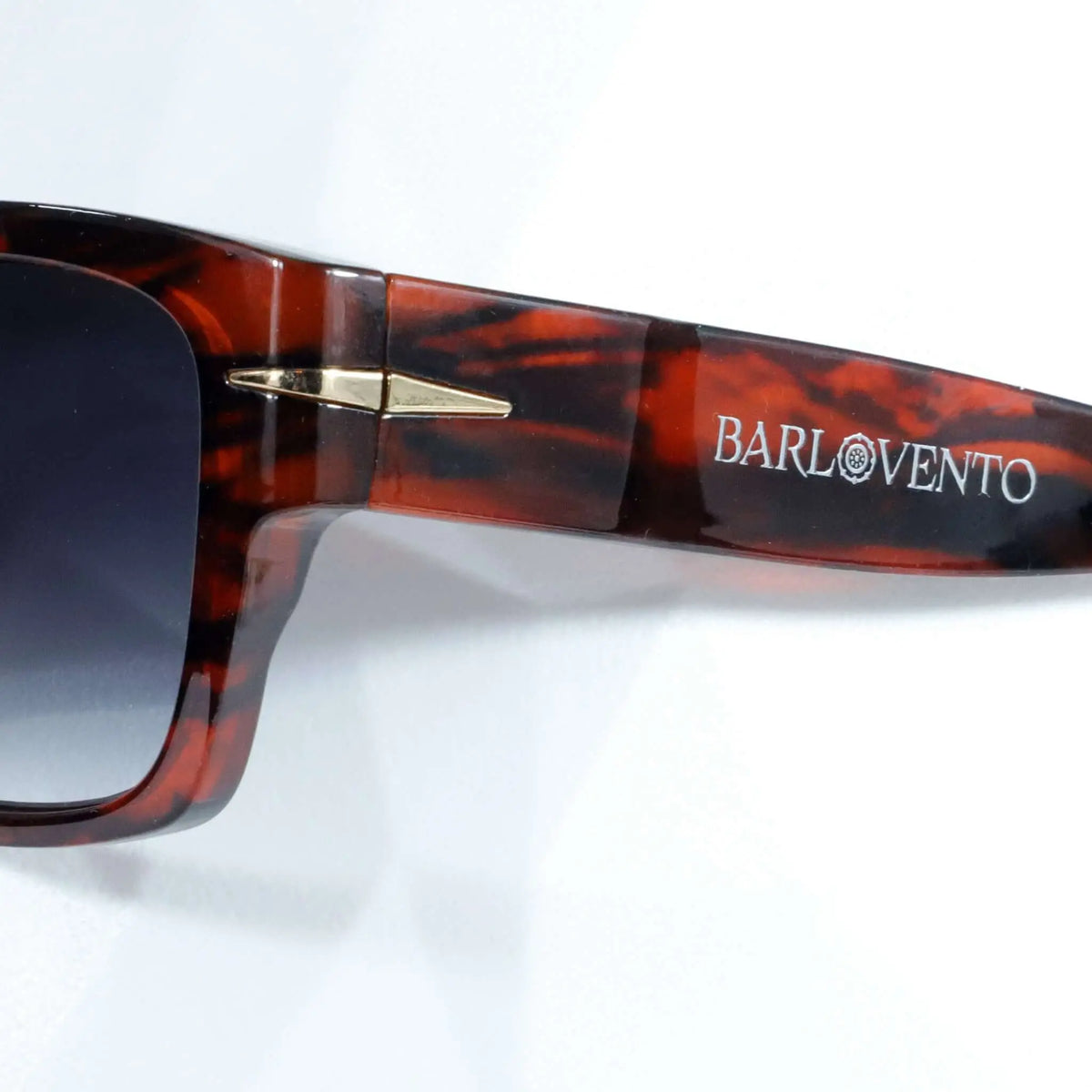 Gafas de sol de carey con montura cuadrada, detalle metálico dorado y lentes azules con protección UV400.