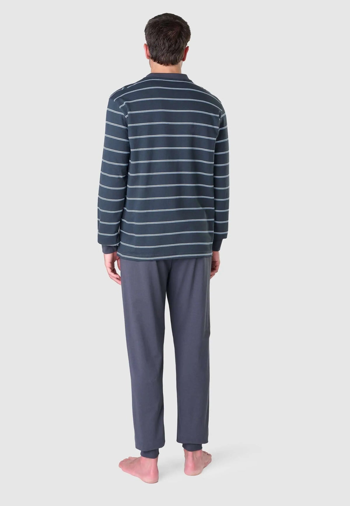 Pijama de hombre para invierno en algodón gris con camiseta de rayas y pantalón liso de ajuste cómodo.