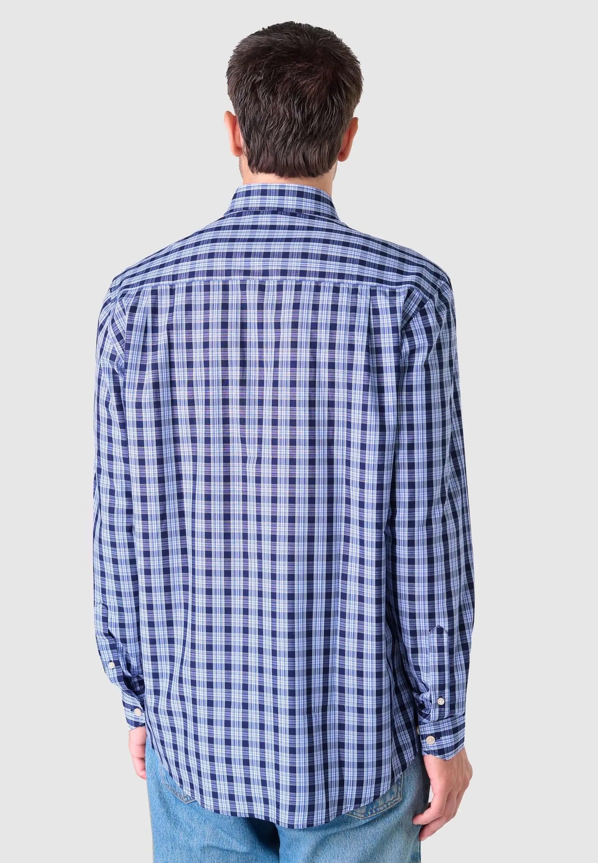 Camisa de hombre manga larga en popelín azul de cuadros, ajuste clásico y tejido extrasuave de fácil planchado.