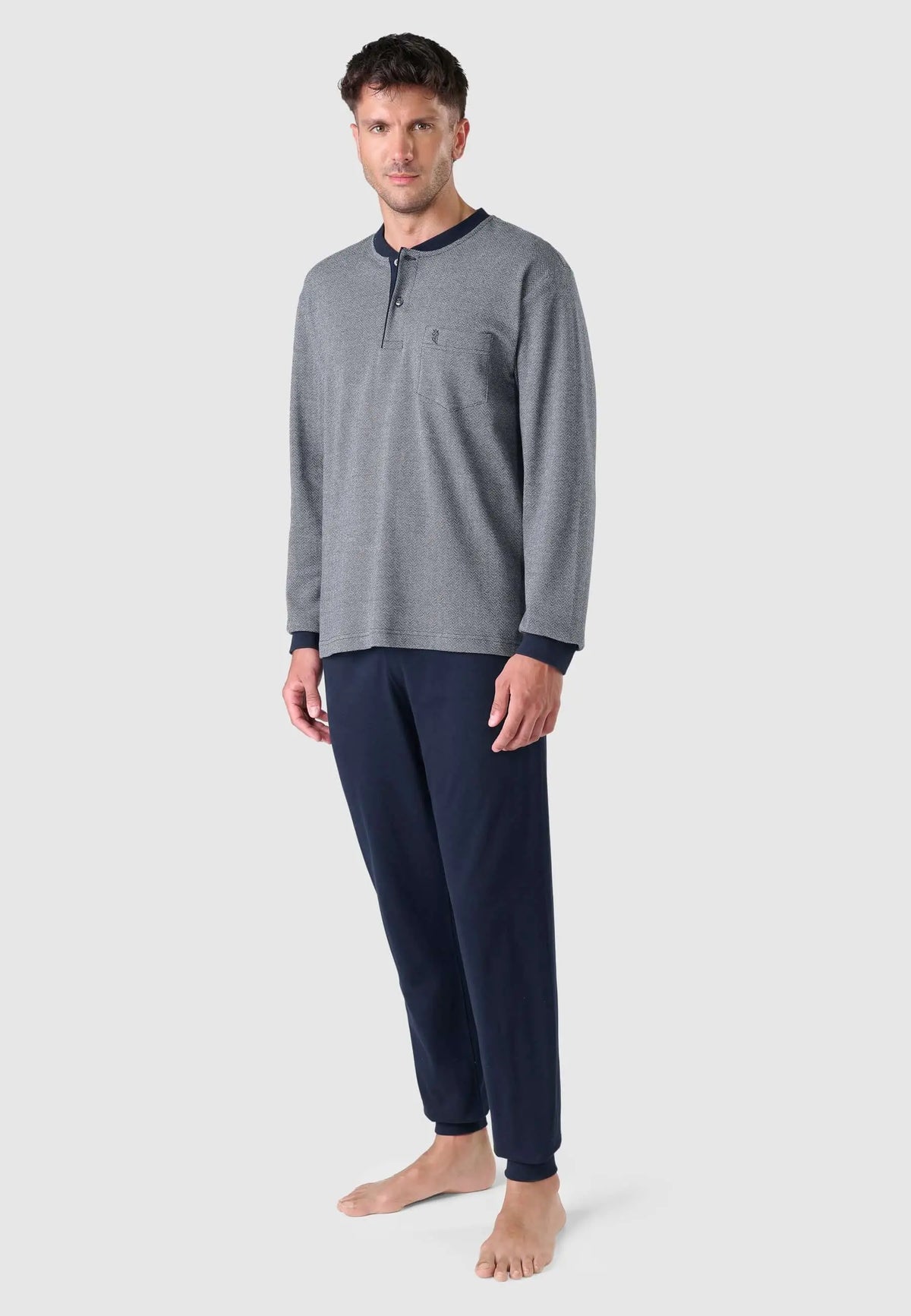 Pijama de hombre para invierno, camiseta gris de algodón con tapeta y pantalón azul marino de punto, ajuste cómodo.