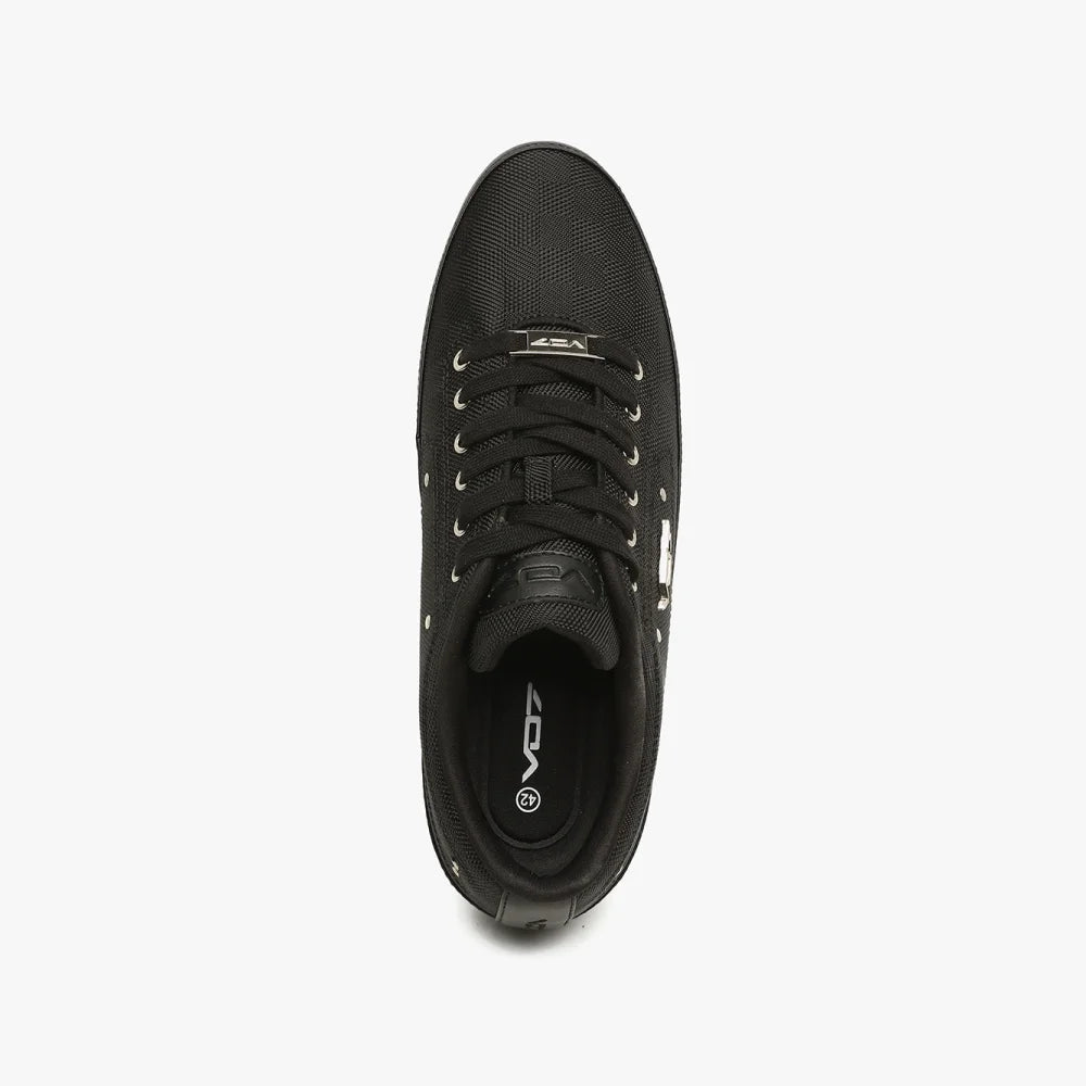Baskets VO7 Yacht Square noires en toile texturée avec lacets, œillets métalliques et logo argenté sur le dessus.