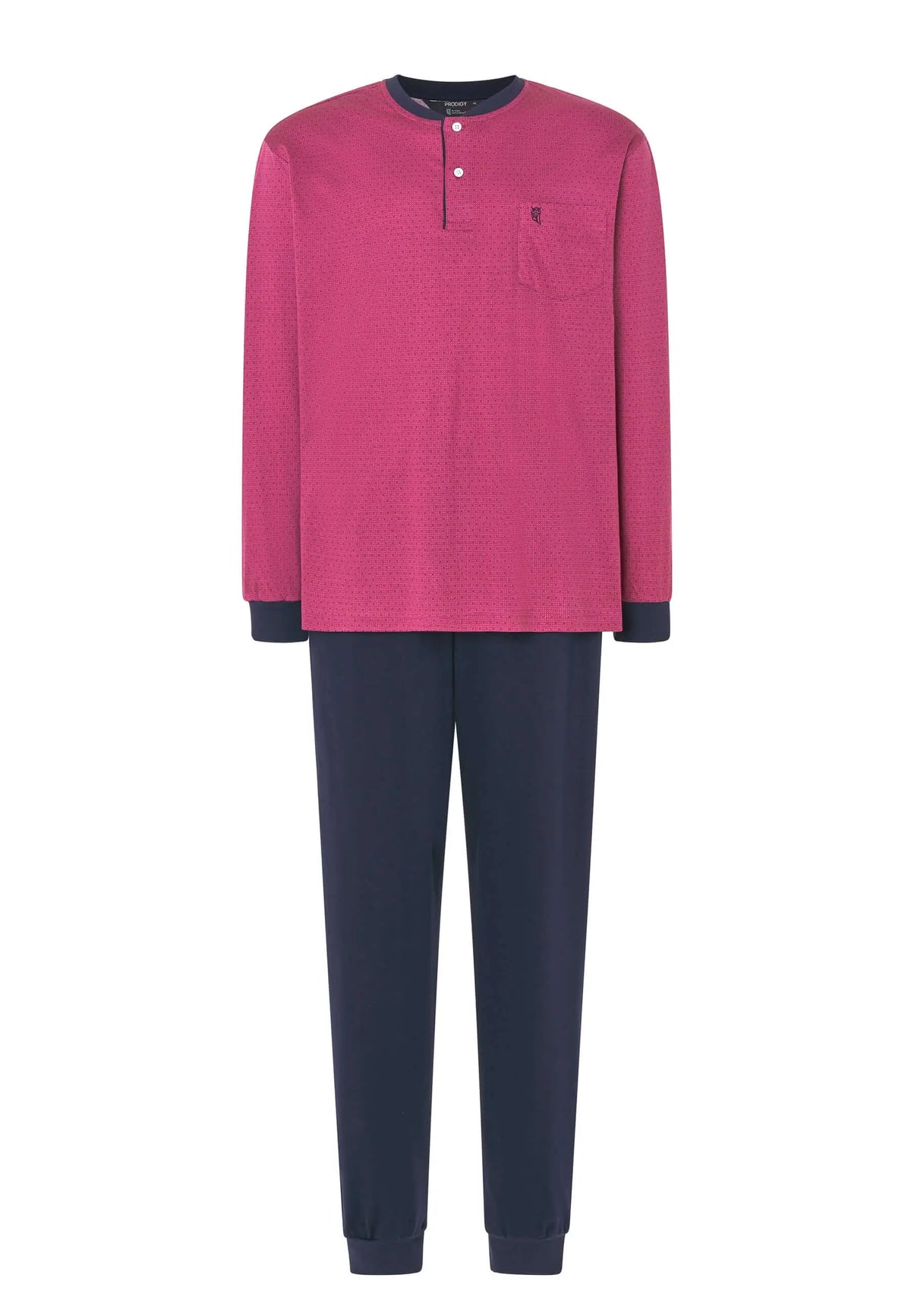 Pijama largo de hombre rojo estampado con botones, bolsillo y puños azul marino sobre fondo blanco.