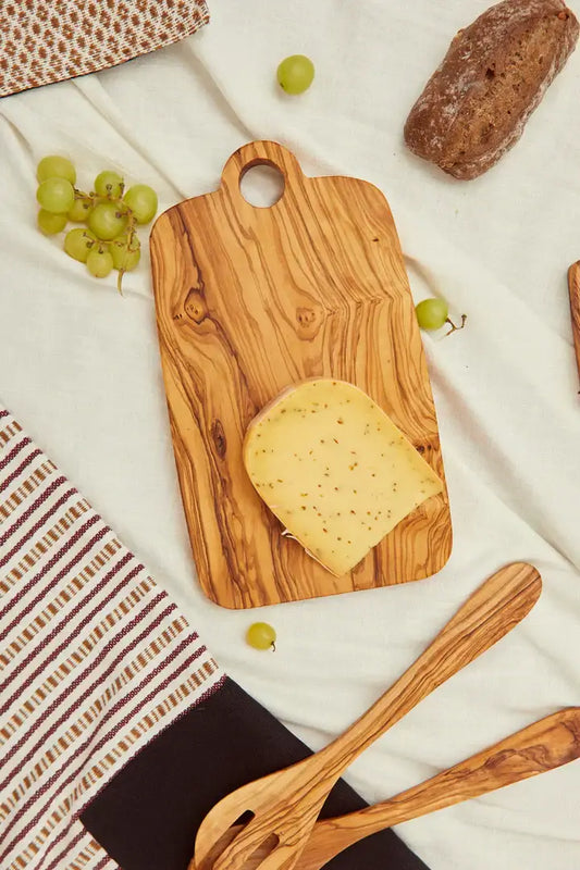 Conservación de las tablas de cortar de madera: Aprende a limpiar, hidratar y mantener tus tablas de cortar de madera de olivo para que duren años. Guía final.