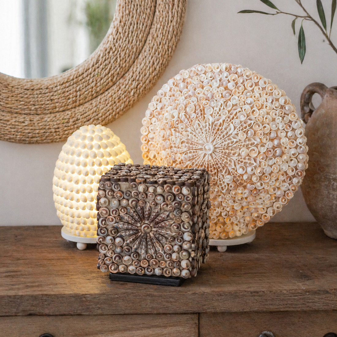 Lámparas y decoración con conchas naturales sobre madera — estilo mediterráneo moderno primavera 2026