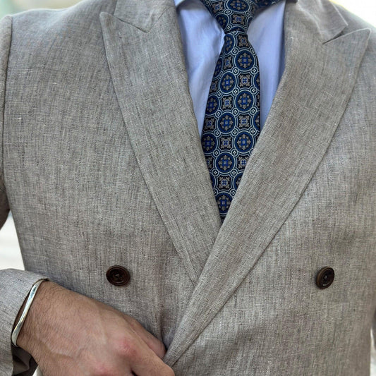 Qué color de corbata usar con un traje gris