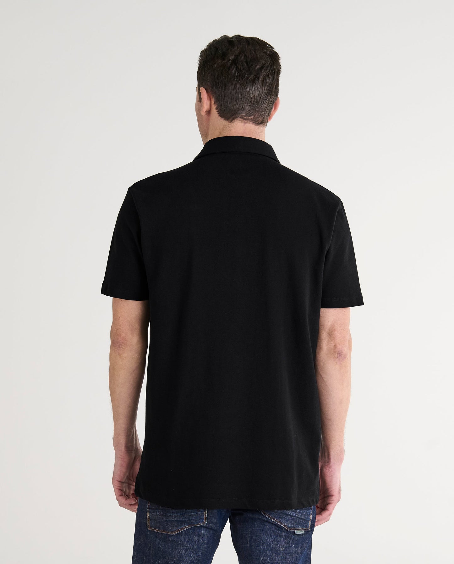 Camiseta negra de algodón modelo clásico, manga corta, ideal para un look casual y moderno.