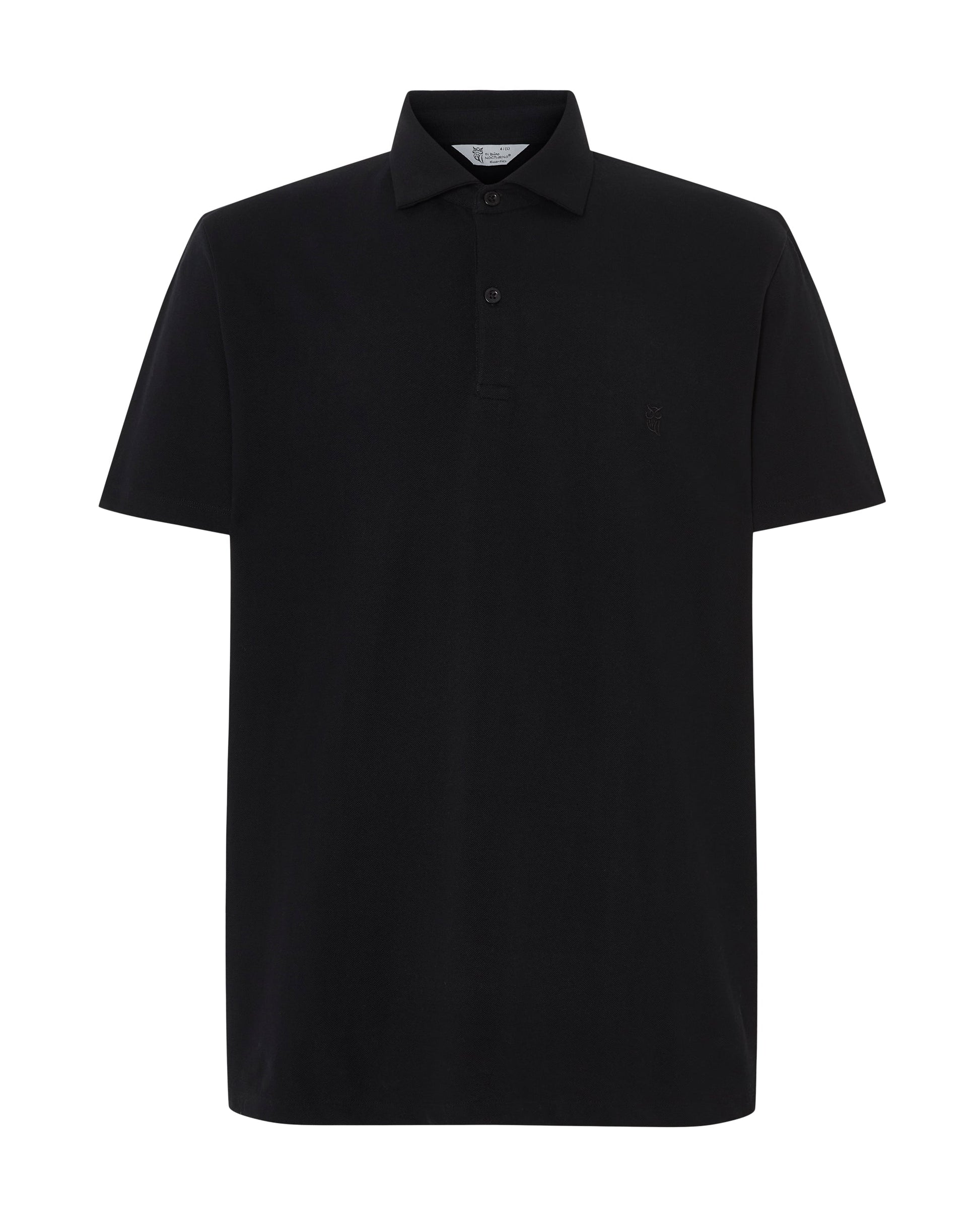 Camiseta polo negra de algodón, estilo clásico con cuello y botones, ideal para ocasiones informales.