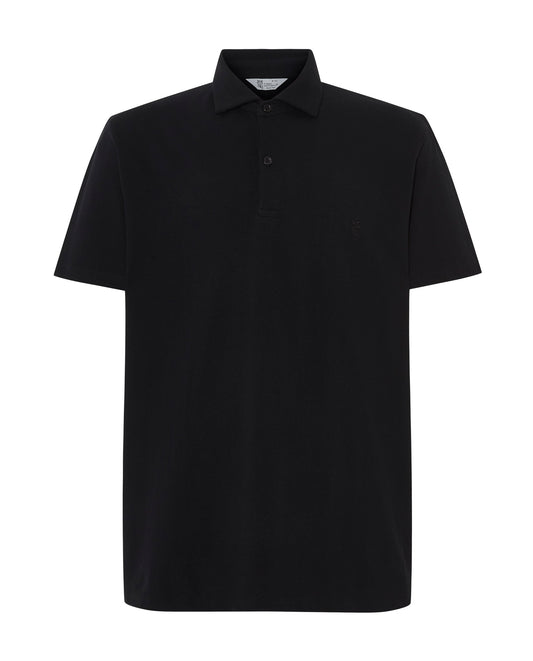 Camiseta polo negra de algodón, estilo clásico con cuello y botones, ideal para ocasiones informales.