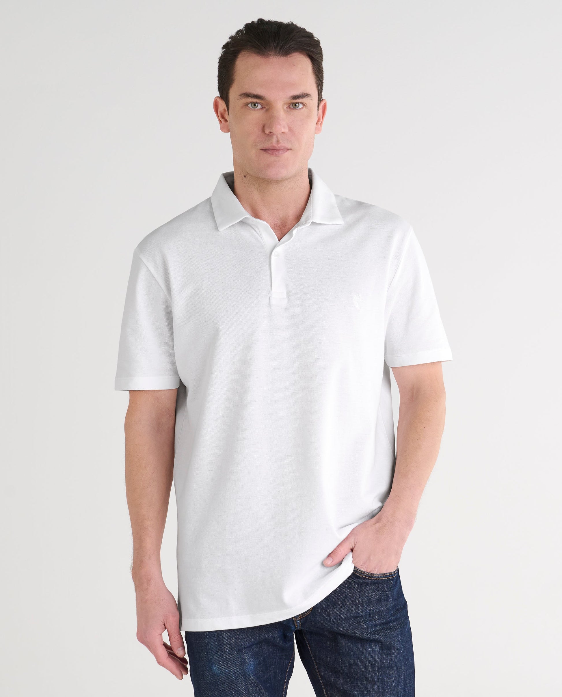 Polo blanco de algodón, corte clásico, manga corta, estilo casual para hombre. Ideal para uso diario.