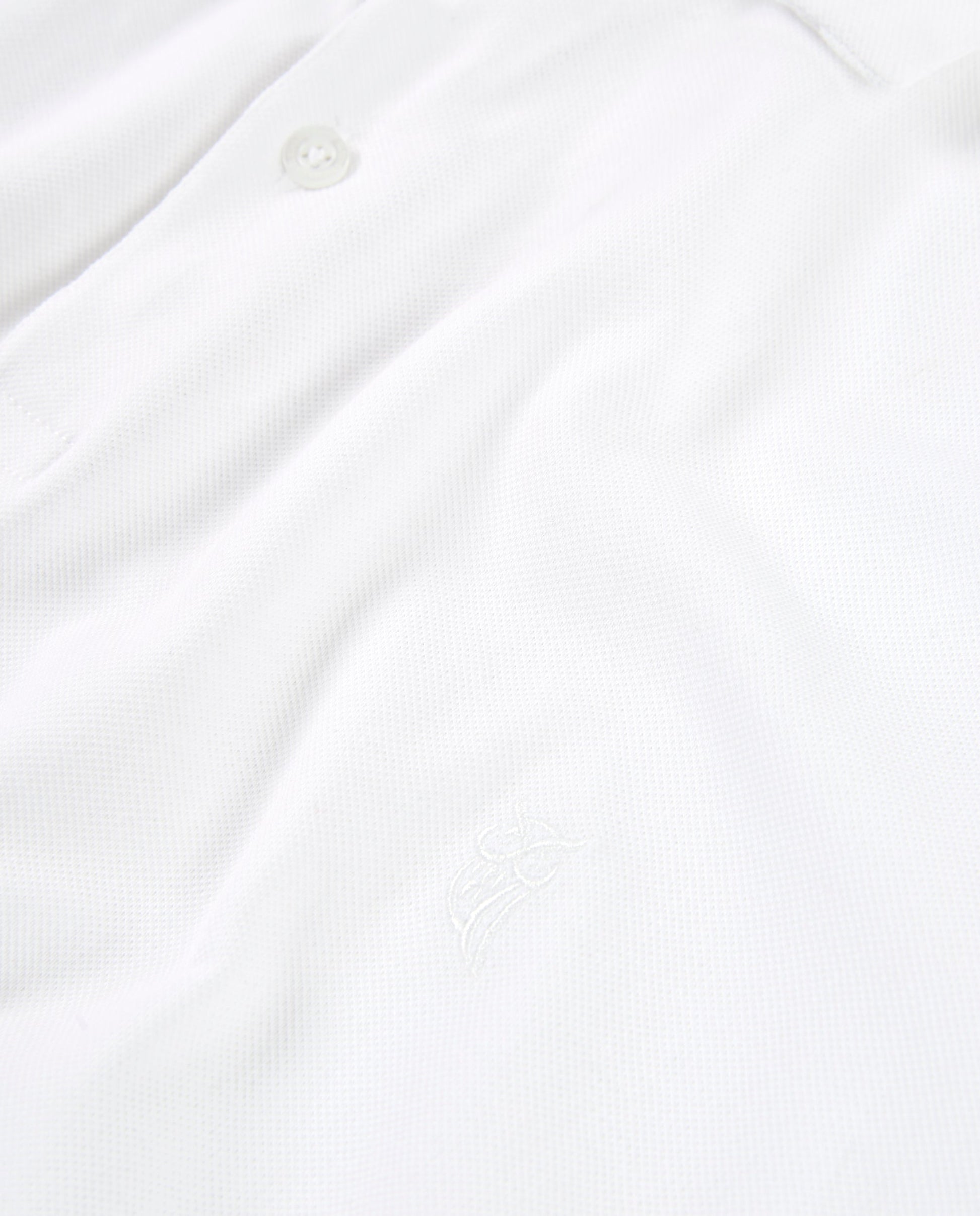 Polo blanco de algodón con detalles bordados, estilo casual y cómodo para hombres.