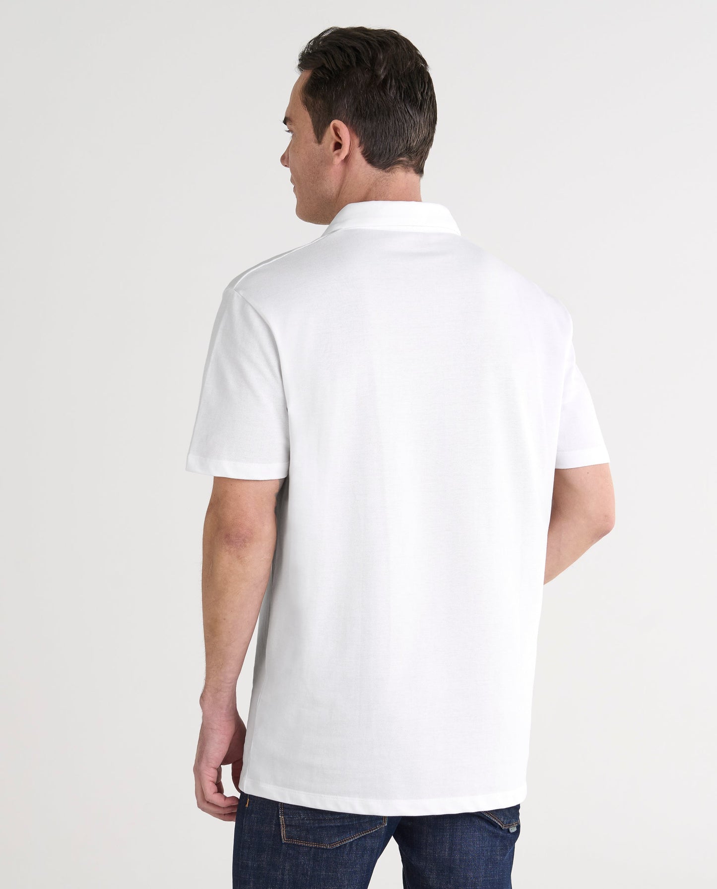 Camisa polo blanca de algodón con corte clásico, ideal para un look casual y cómodo.