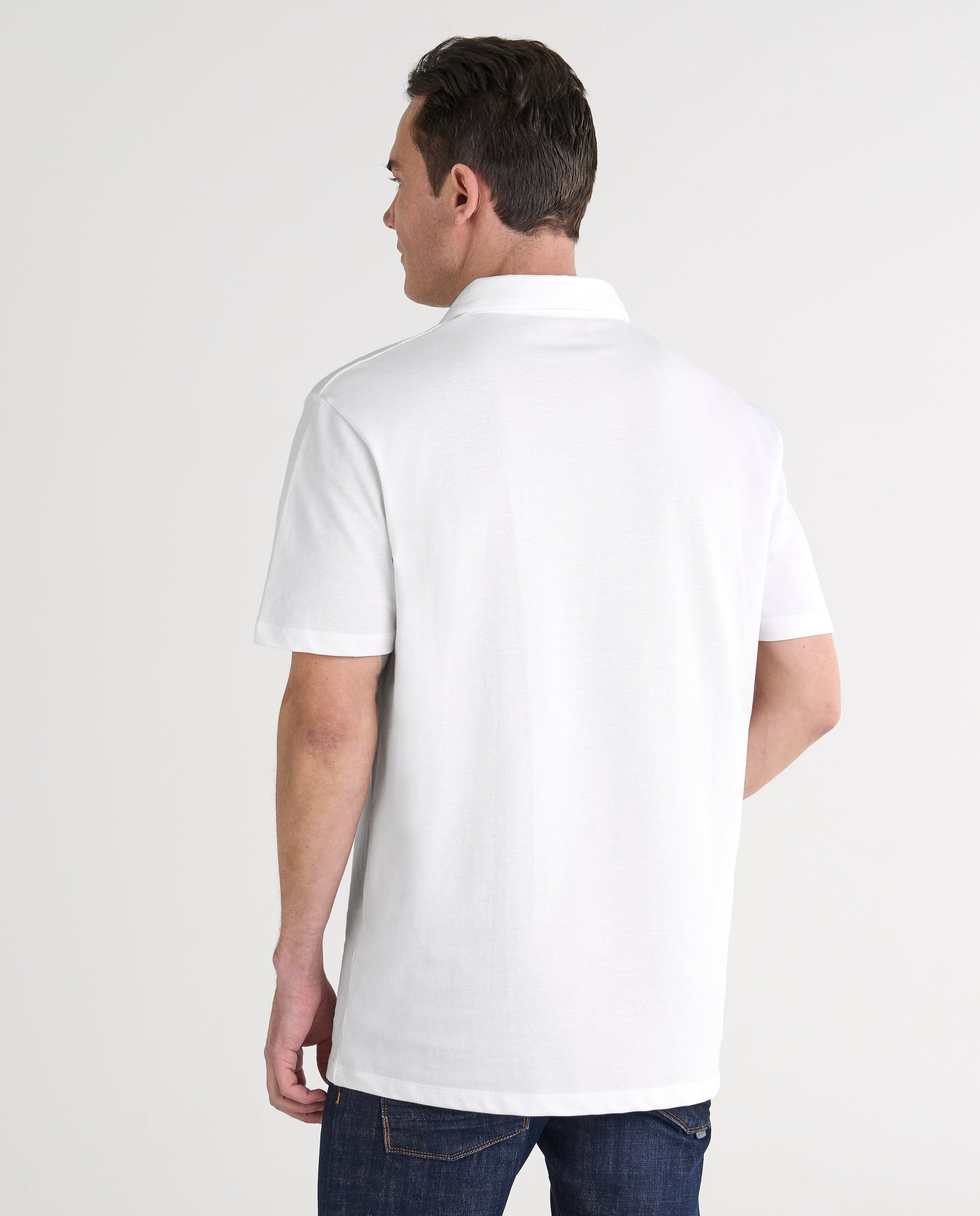 Camisa polo blanca de algodón con corte clásico, ideal para un look casual y cómodo.
