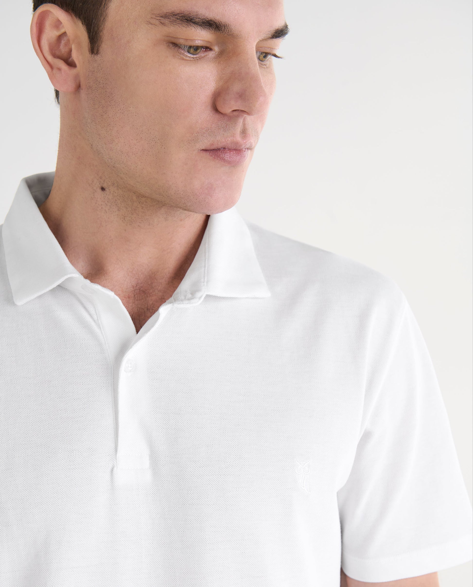 Polo blanco de hombre, material suave, estilo clásico y cómodo, ideal para ocasiones casuales.