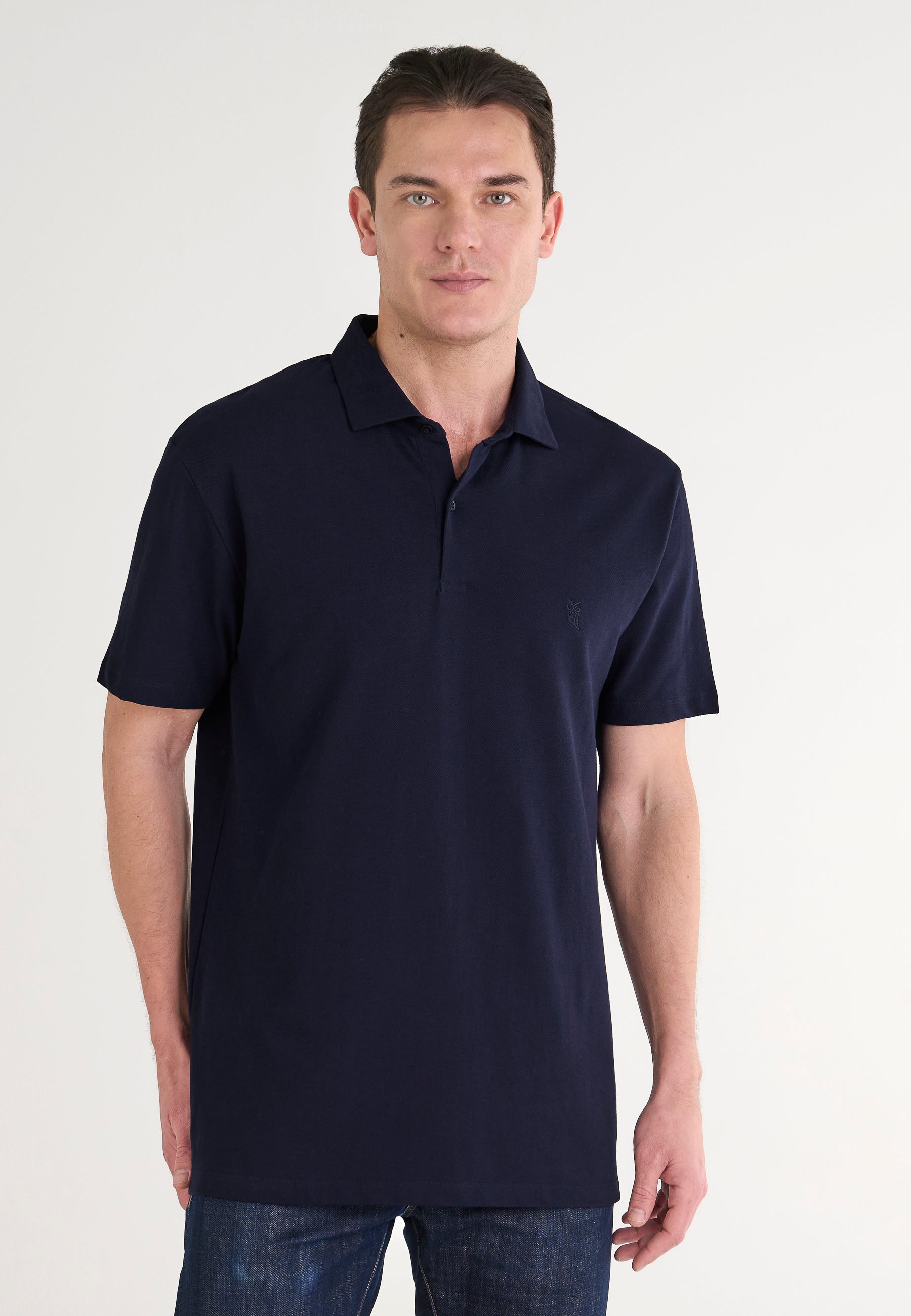 Polo de hombre en color azul marino, confeccionado en algodón, estilo clásico de manga corta.