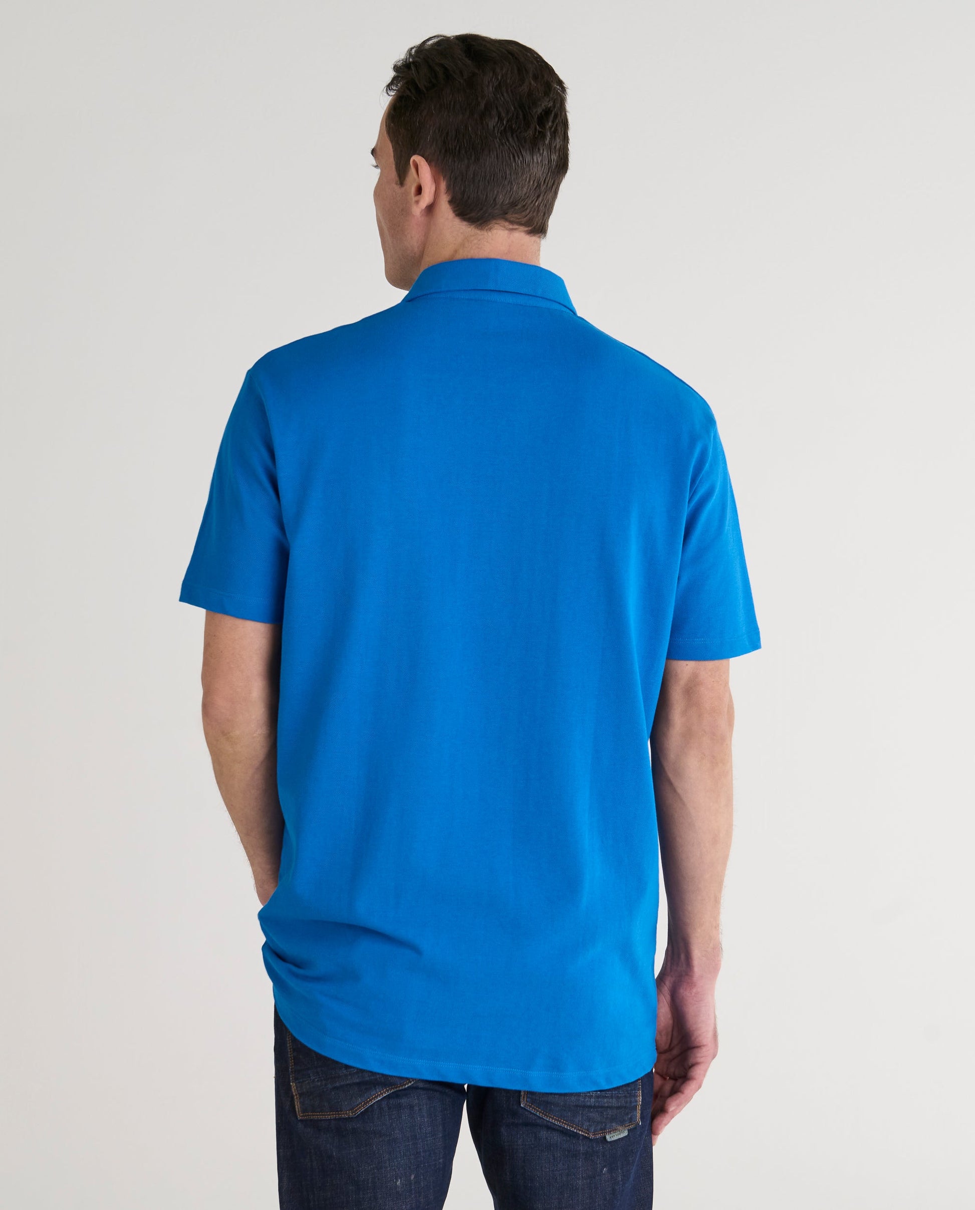 Camisa de polo azul vibrante, de algodón, corte regular, ideal para ocasiones casuales.