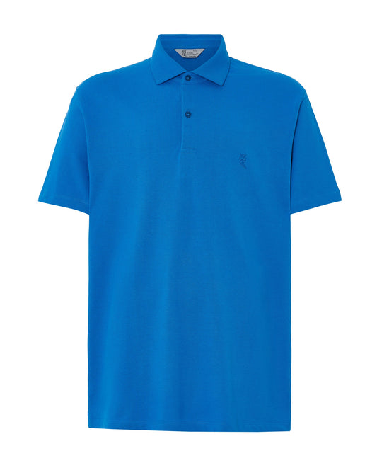 Polo azul brillante de algodón con cuello y tres botones, estilo casual.