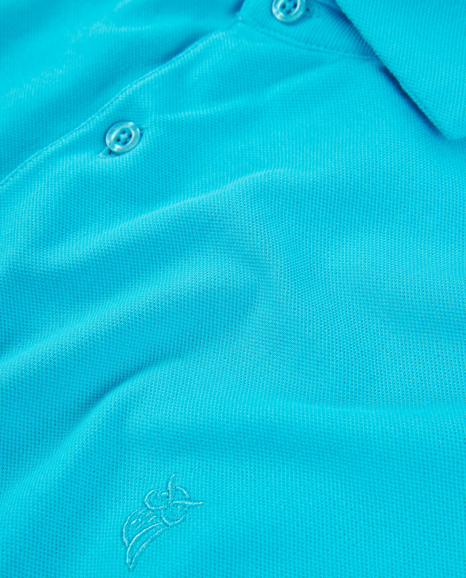 Polo de color aqua, material de malla, diseño moderno, con bordado de logo en el pecho.