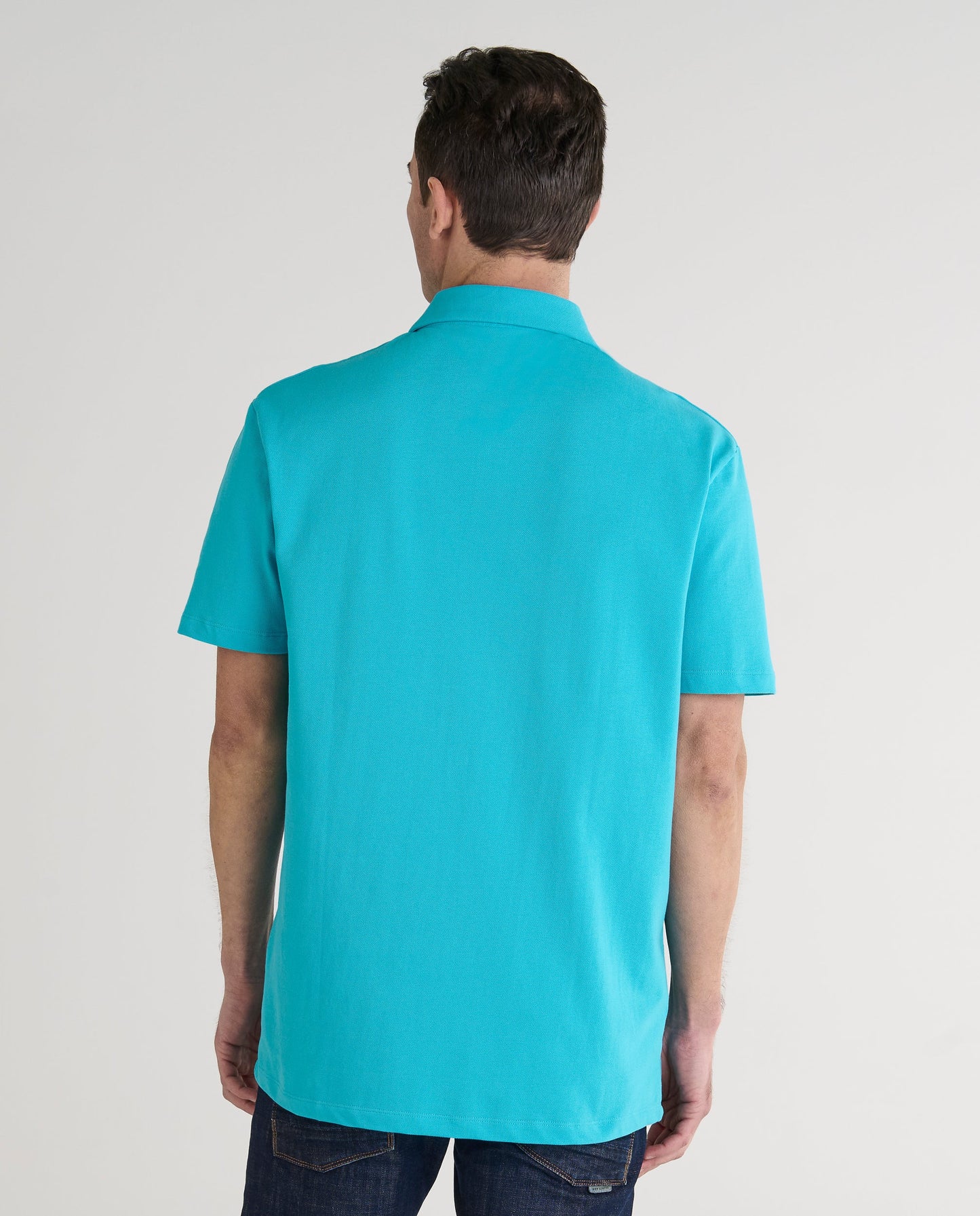 Camisa de hombre de algodón en color turquesa, estilo casual, manga corta y cuello tipo polo.