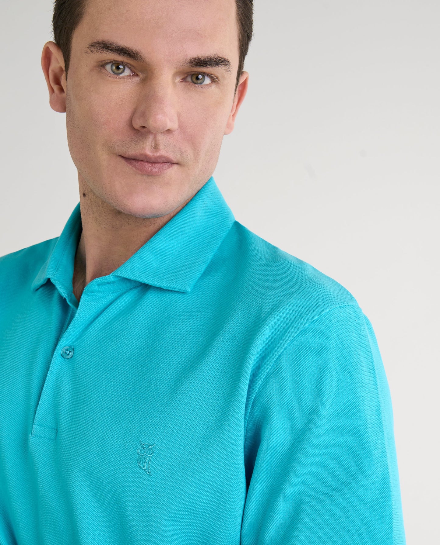 Polo de hombre en turquesa, 100% algodón, estilo casual con logo bordado en el pecho.