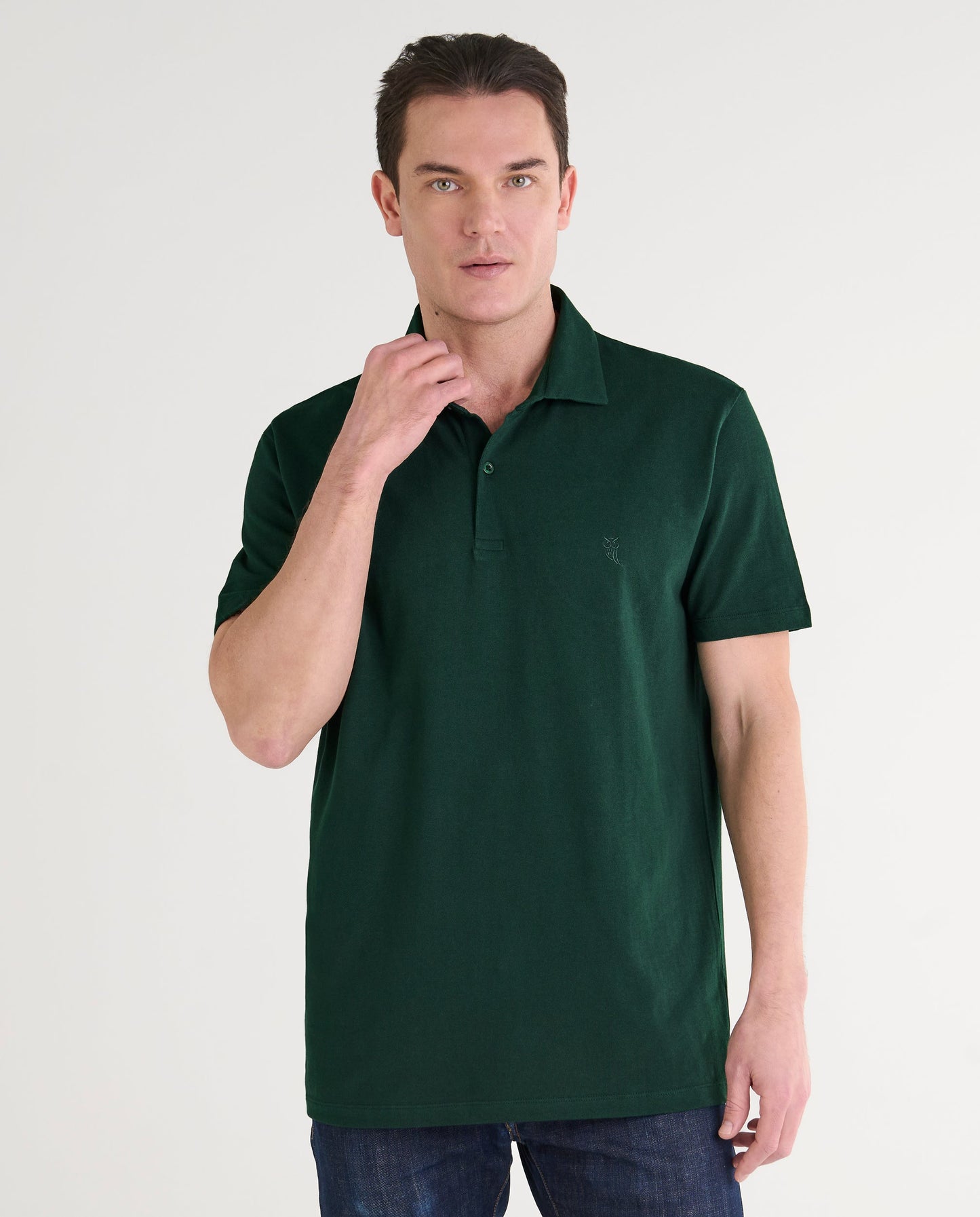 Polo de hombre verde oscuro, tejido de algodón suave, diseño clásico con cuello y manga corta.
