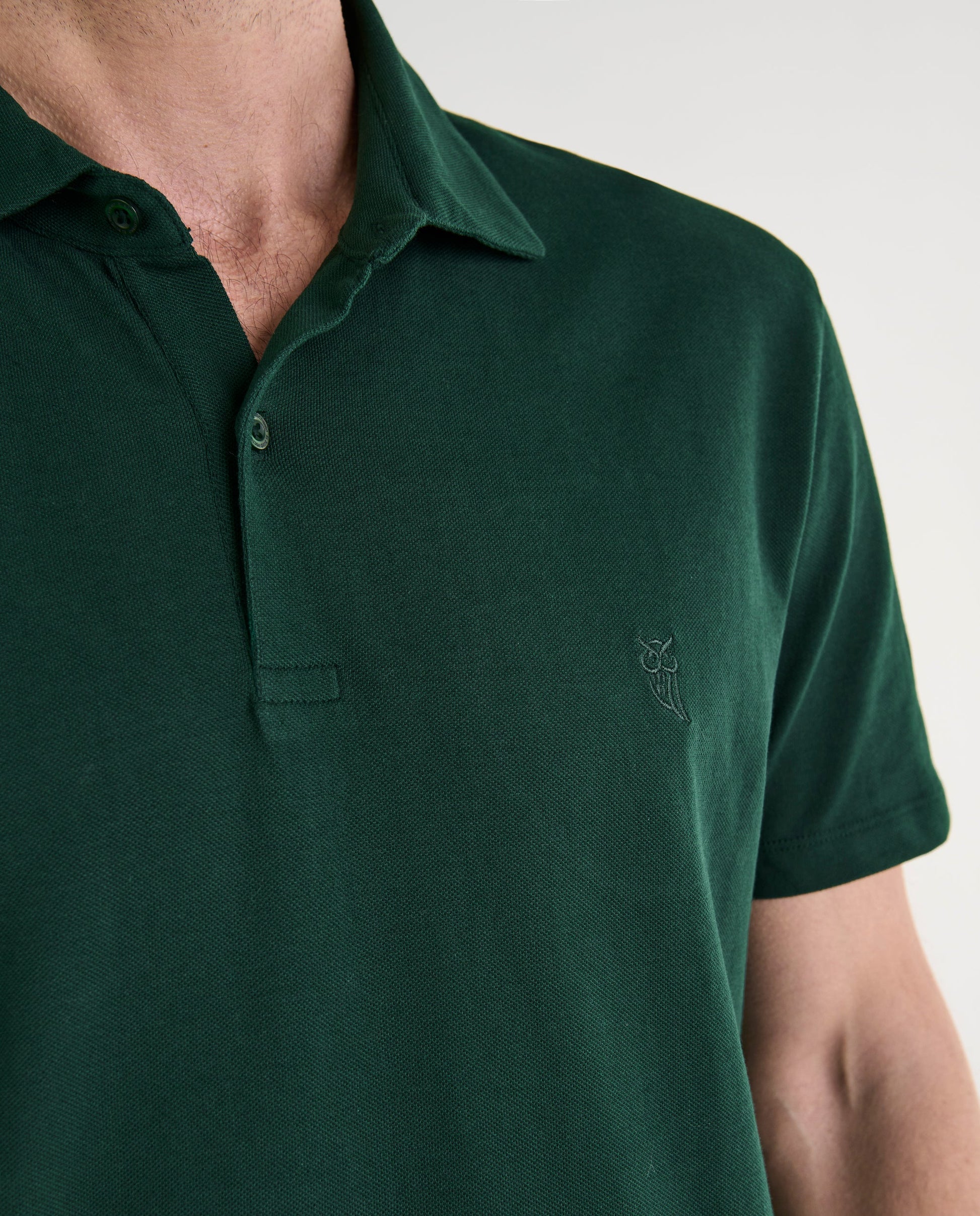 Polo verde oscuro de algodón con bordado de búho en el pecho, estilo casual y elegante para hombre.