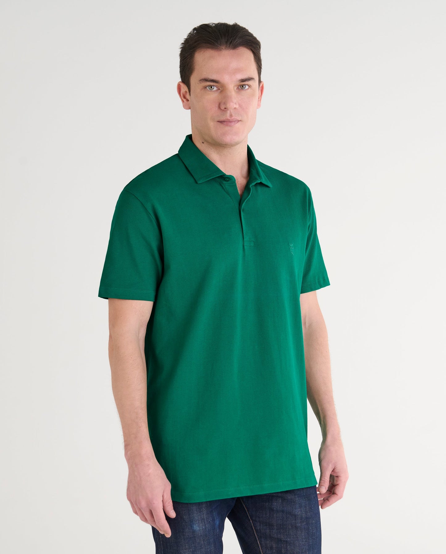 Polo verde intenso de algodón para hombre, corte clásico, ideal para un look casual y cómodo.
