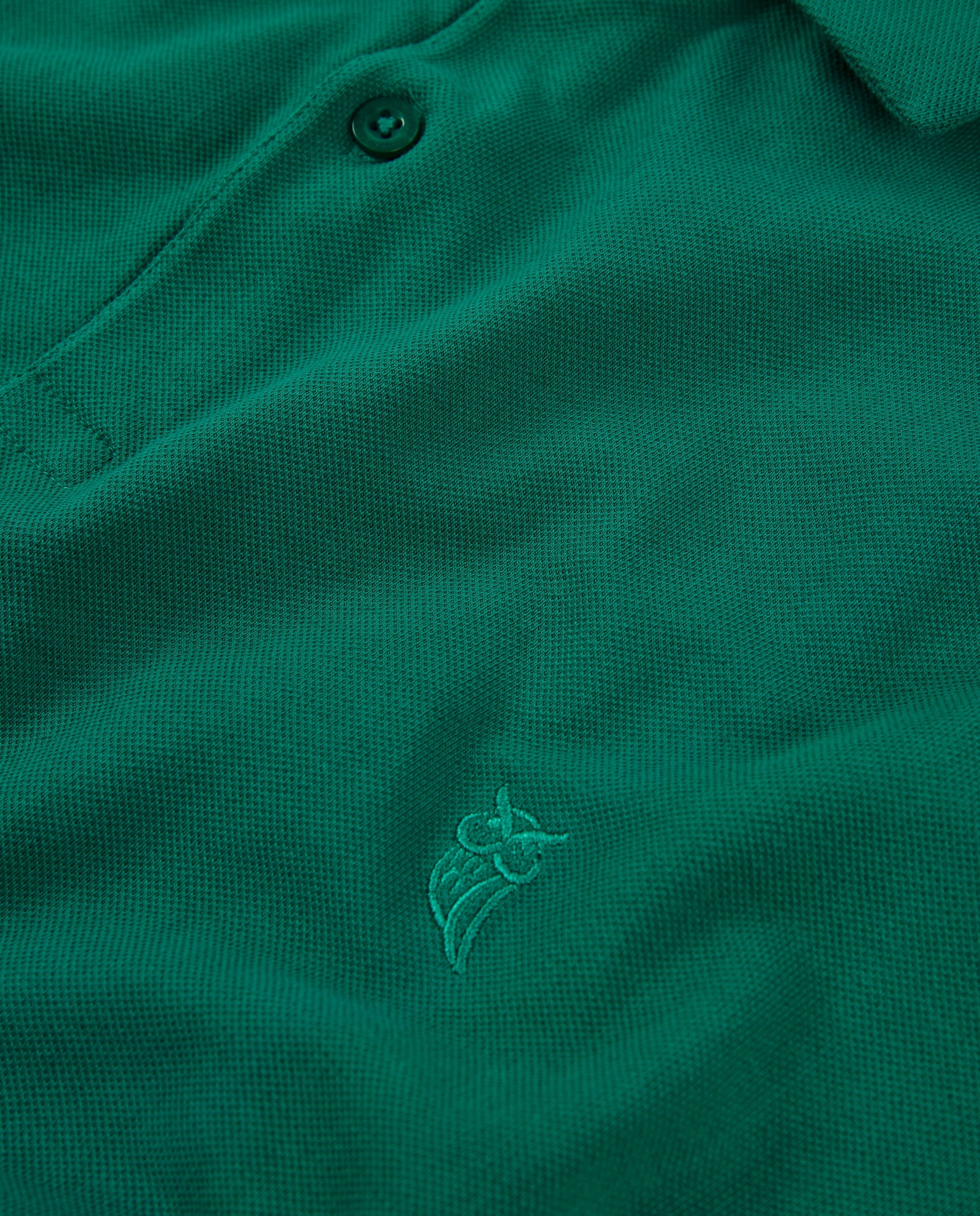Polo verde de algodón con diseño bordado en tono a juego, estilo clásico y elegante.