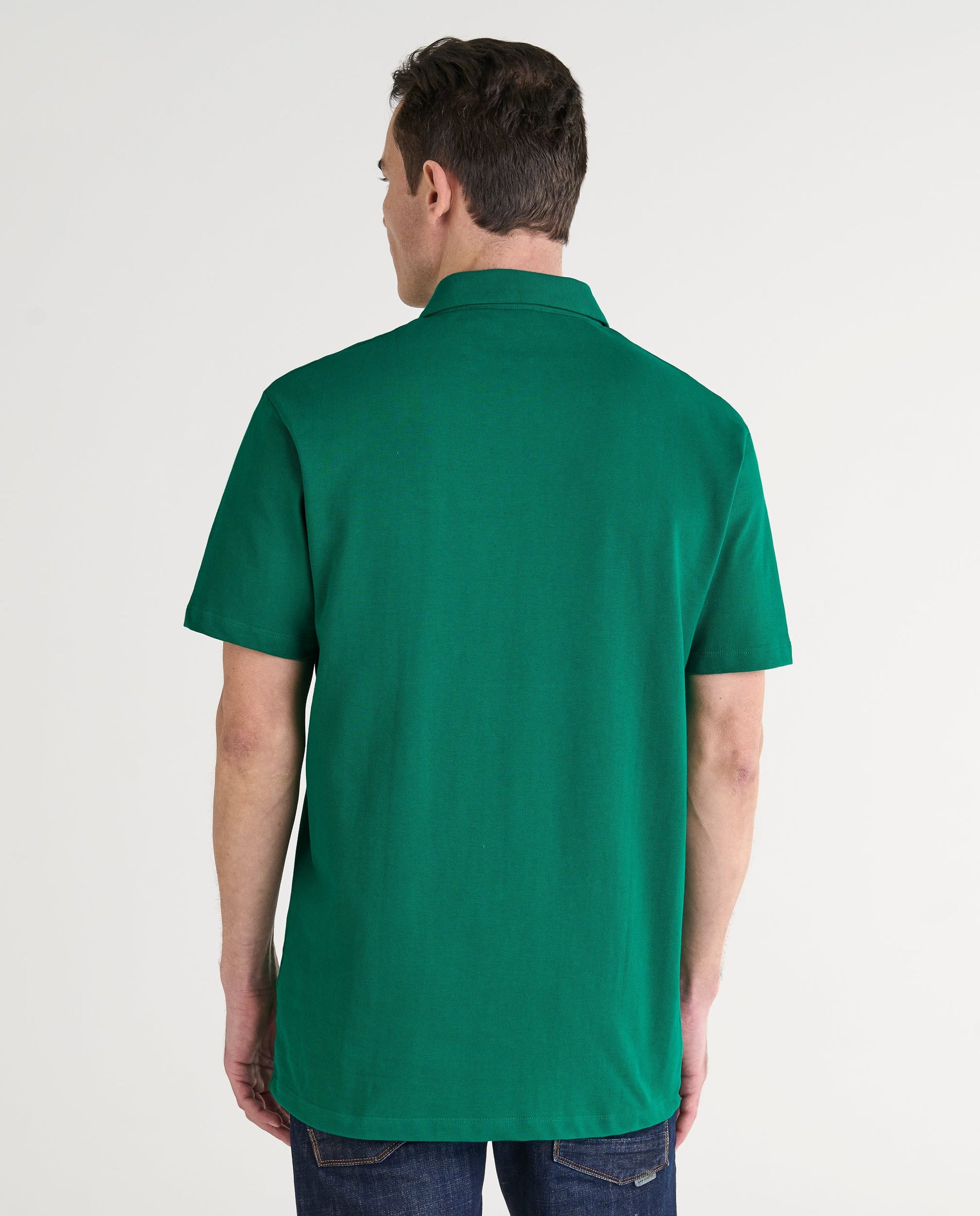 Camisa de hombre verde, estilo polo, de algodón, con corte clásico y manga corta. Ideal para looks casuales.