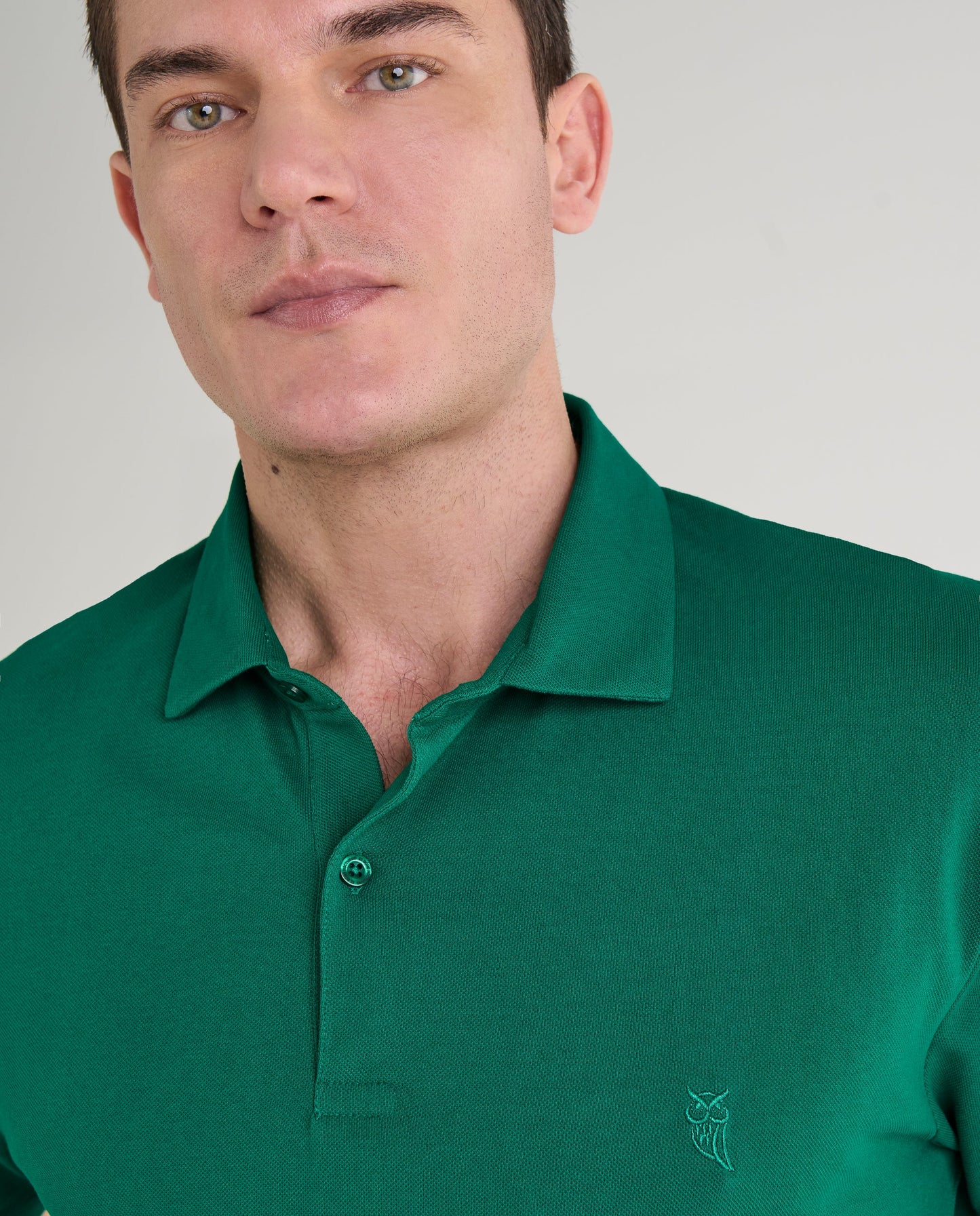 Polo verde esmeralda de algodón para hombre con bordado de búho en el pecho, estilo casual y elegante.