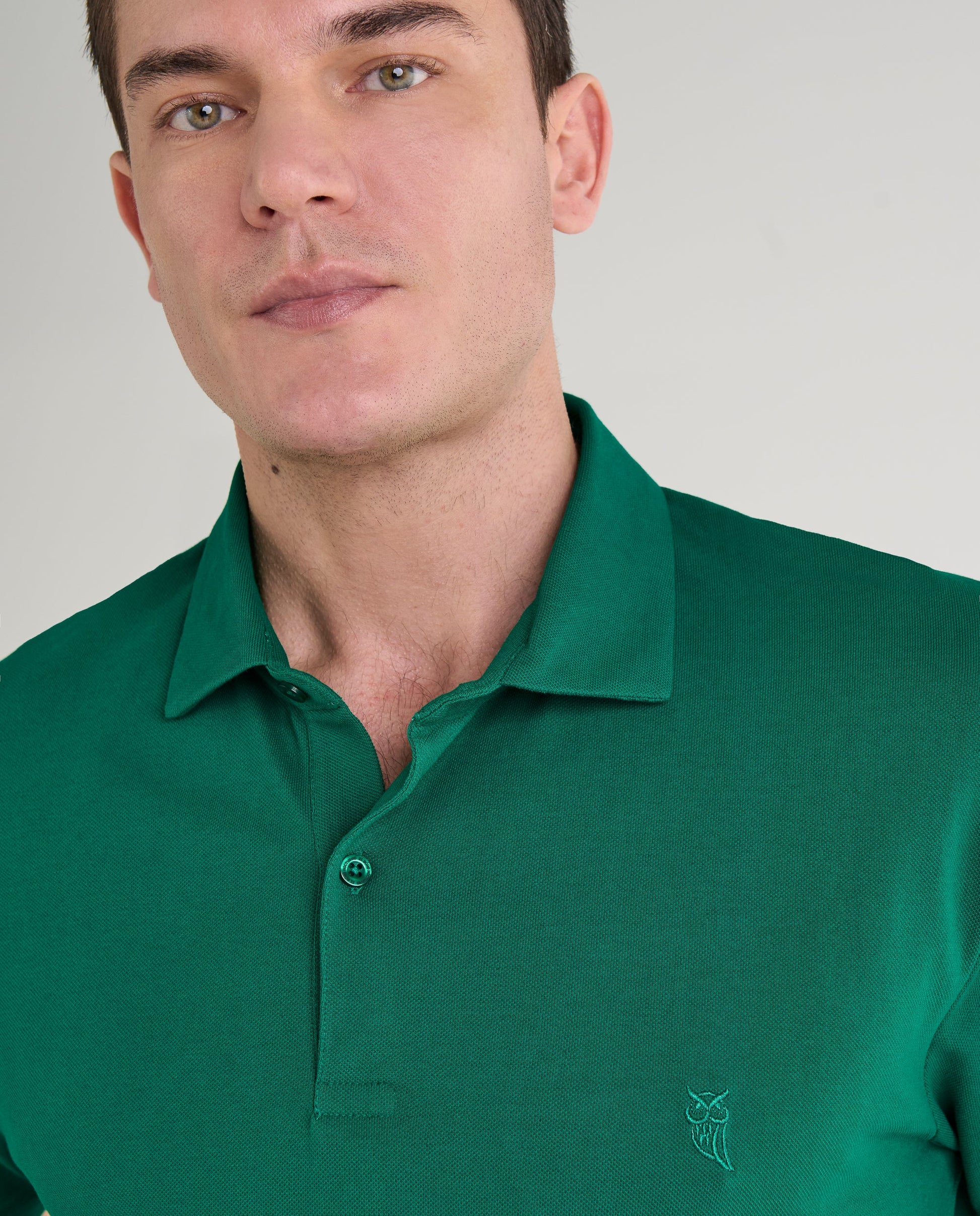 Polo verde esmeralda de algodón para hombre con bordado de búho en el pecho, estilo casual y elegante.